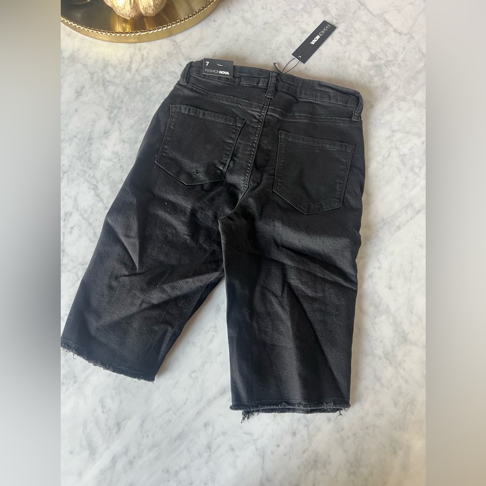 NWT STRETCHY DESTRUCTED BLACK BIKER SHORT JEANS